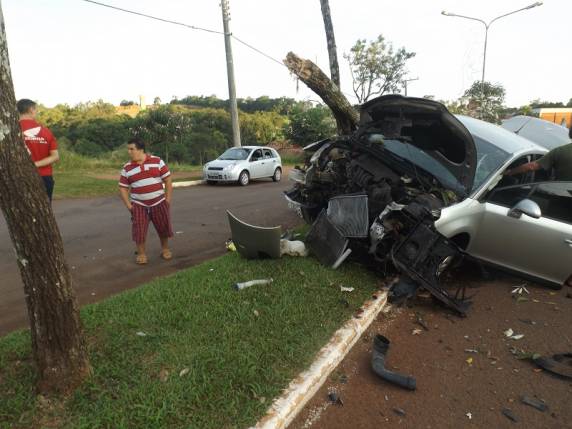 Motorista sofre mal súbito e veículo colide em árvore, em Três
Passos - foto 3