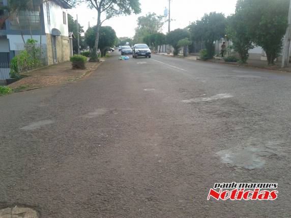 Veículos precisam invadir a contramão em certos pontos da cidade