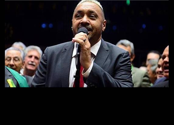 Gravação, que parece ter sido feita em um restaurante, está 

circulando nas redes sociais