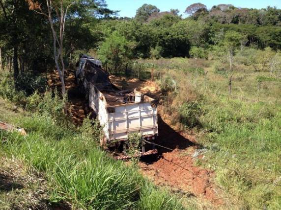Motorista joga carreta em ribanceira ao saber que seria preso por tráfico - foto 2