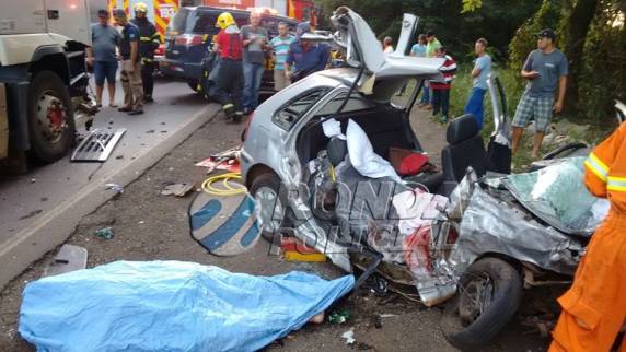 Uma pessoa morre e outra fica gravemente ferida em violenta colisão na 282 em Cordilheira Alta-
SC - foto 2