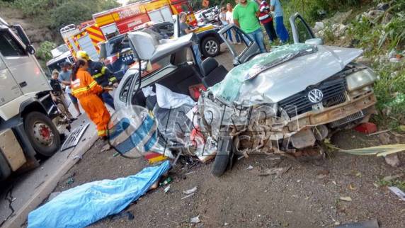 Uma pessoa morre e outra fica gravemente ferida em violenta colisão na 282 em Cordilheira Alta-
SC - foto 3