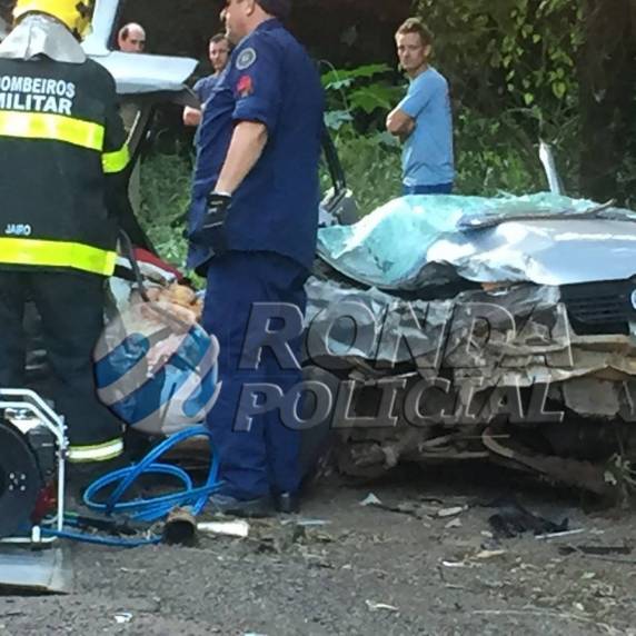 Uma pessoa morre e outra fica gravemente ferida em violenta colisão na 282 em Cordilheira Alta-
SC - foto 5
