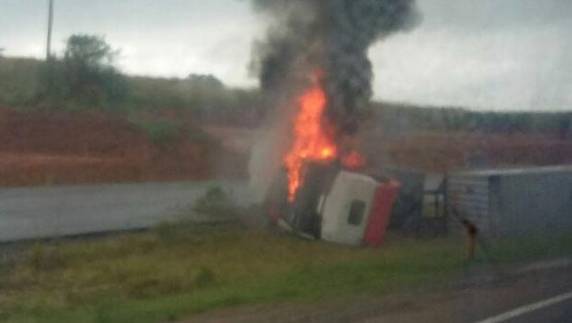 Caminhão com carga perigosa pegou fogo após a colisão