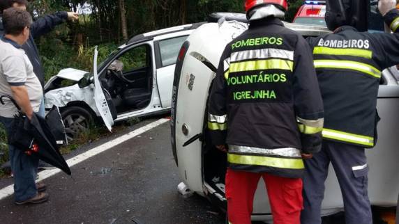 Colisão envolvendo um Uno e uma Duster ocorreu no km 64