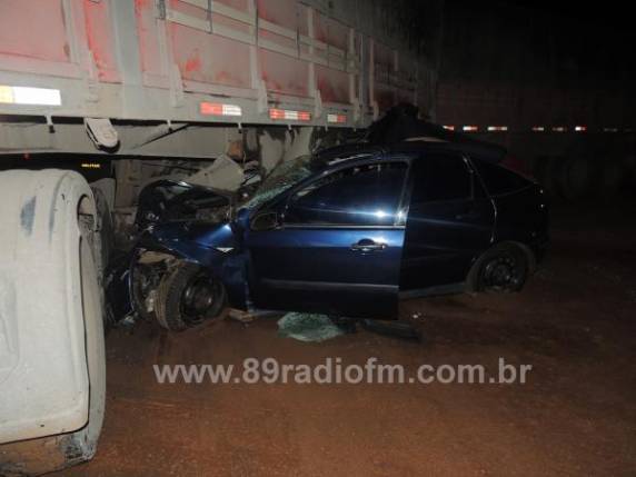 Automóvel e carreta colidiram em frente ao Estádio Municipal da cidade