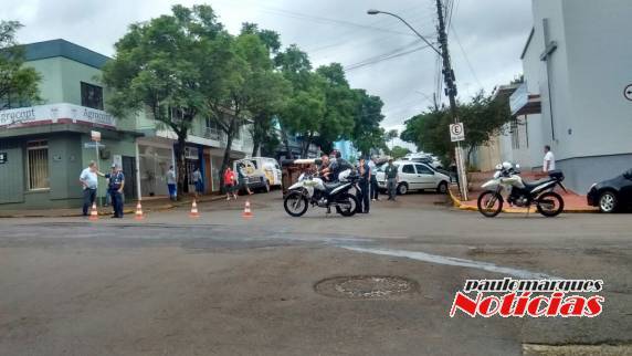 VÍDEO: Depois de ter a frente cortada ambulância tomba no centro de Ijuí - foto 2