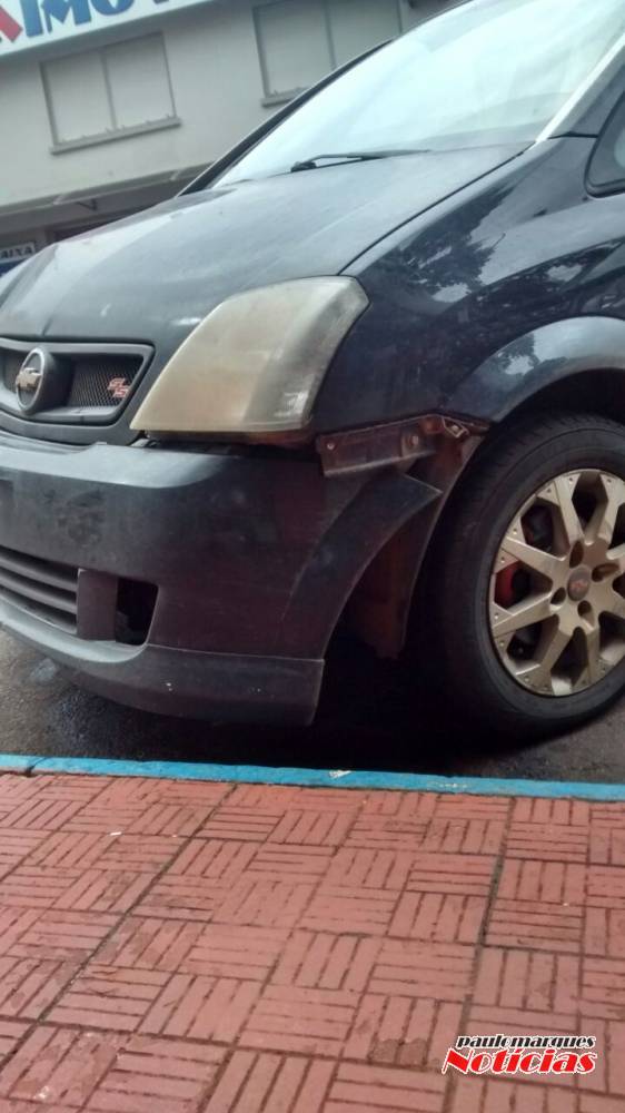 VÍDEO: Depois de ter a frente cortada ambulância tomba no centro de Ijuí - foto 3