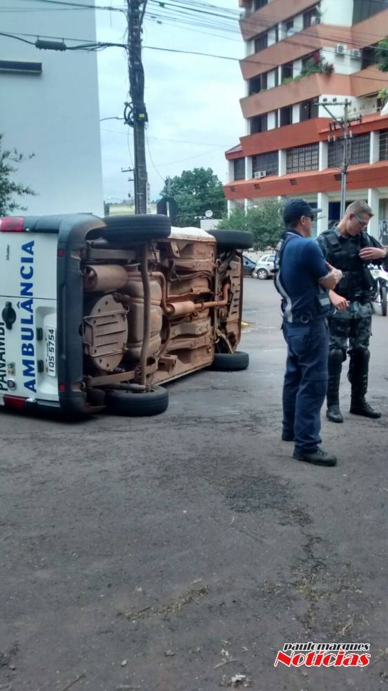 VÍDEO: Depois de ter a frente cortada ambulância tomba no centro de Ijuí - foto 4
