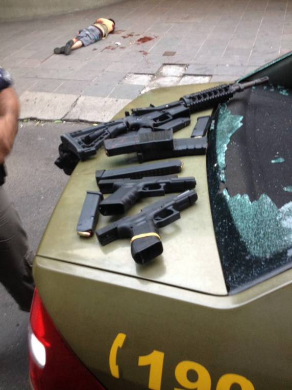 VÍDEO: Tiroteio tem mortos e PMs feridos em frente a hospital de Porto Alegre - foto 3