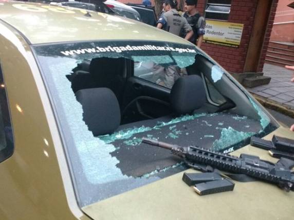 VÍDEO: Tiroteio tem mortos e PMs feridos em frente a hospital de Porto Alegre - foto 2
