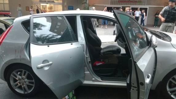 VÍDEO: Tiroteio tem mortos e PMs feridos em frente a hospital de Porto Alegre - foto 4