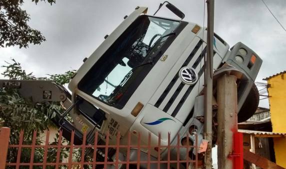 Acidente inusitado ocorreu na manhã deste sábado