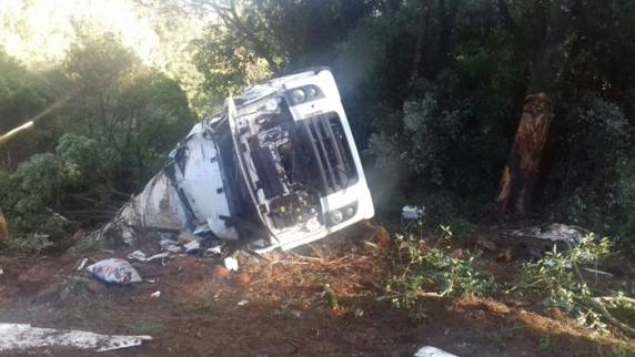 Motorista de caminhão morre após carga
de biodiesel tombar no Oeste-SC - foto 2