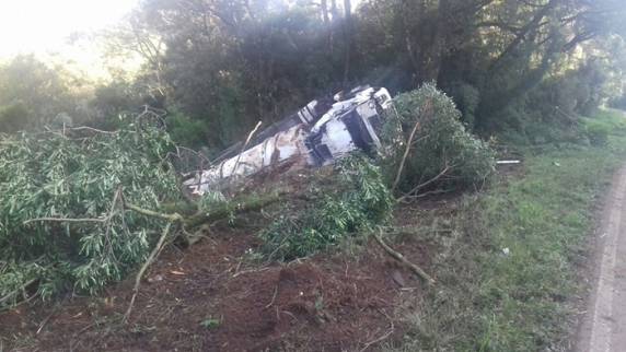 Motorista de caminhão morre após carga
de biodiesel tombar no Oeste-SC - foto 3