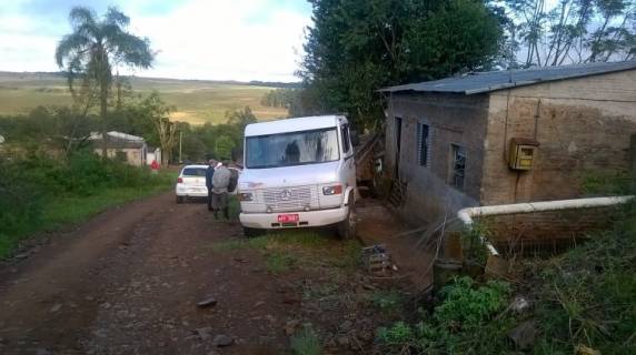 Caminhão
sem freios causa danos em carro, casa e poste de energia em São Francisco de Assis - foto 2