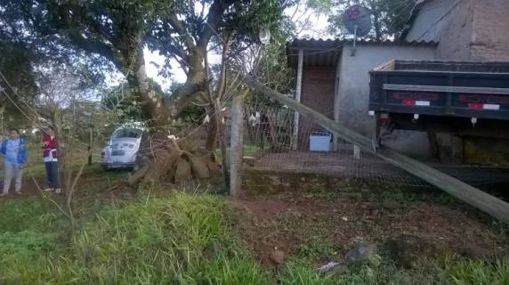 Caminhão
sem freios causa danos em carro, casa e poste de energia em São Francisco de Assis - foto 3