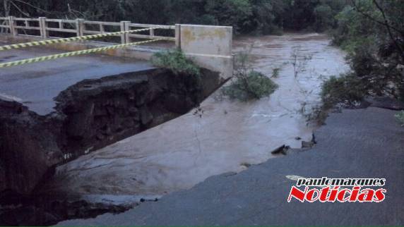 Cabeceira de
ponte desaba e interrompe a RS-307 entre Candido Godói e Campina das Missões - foto 2