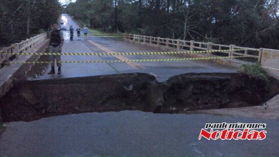 Cabeceira de
ponte desaba e interrompe a RS-307 entre Candido Godói e Campina das Missões - foto 3