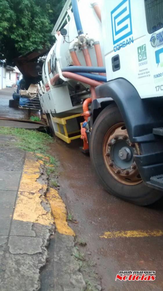 Boca de lobo estoura e caminhão fica com a roda presa no buraco, em Ijuí - foto 2