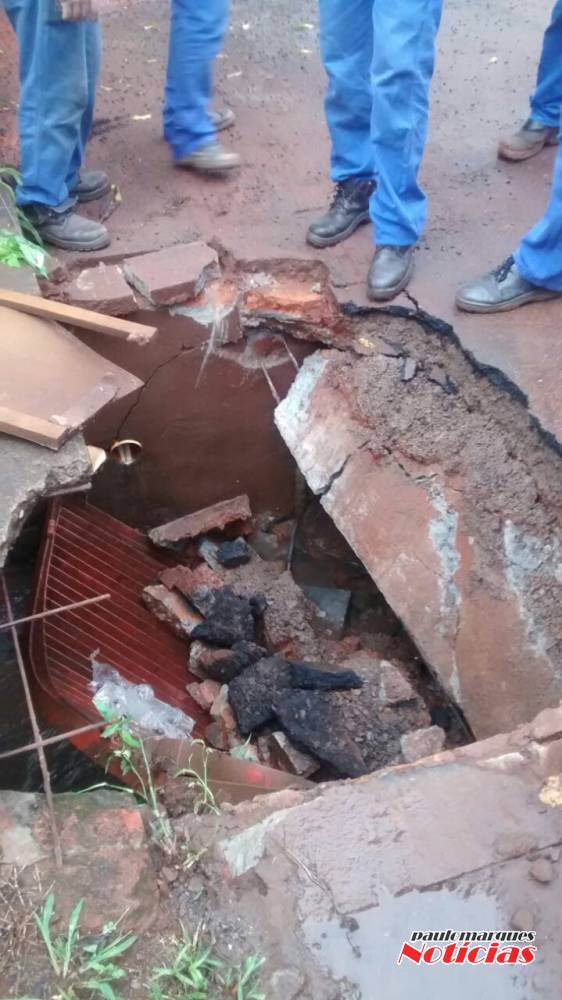 Boca de lobo estoura e caminhão fica com a roda presa no buraco, em Ijuí - foto 3