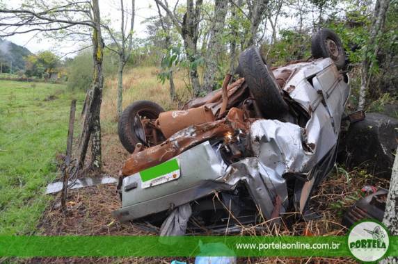 Carro sai da pista e capota na RSC-472, em Tenente Portela - foto 2