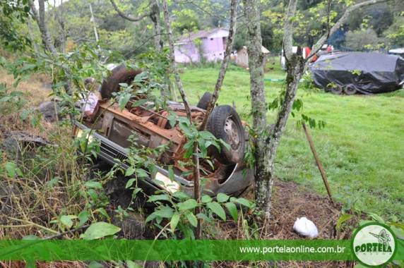 Carro sai da pista e capota na RSC-472, em Tenente Portela - foto 3