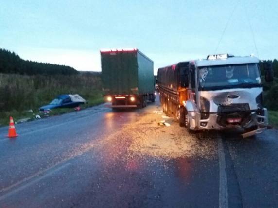 Acidente entre carro e caminhão com placas do RS mata sete em SC - foto 2