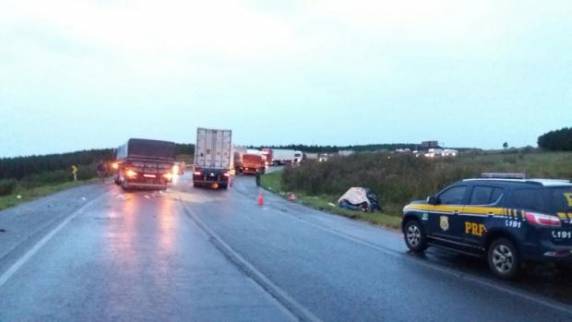 Acidente entre carro e caminhão com placas do RS mata sete em SC - foto 3