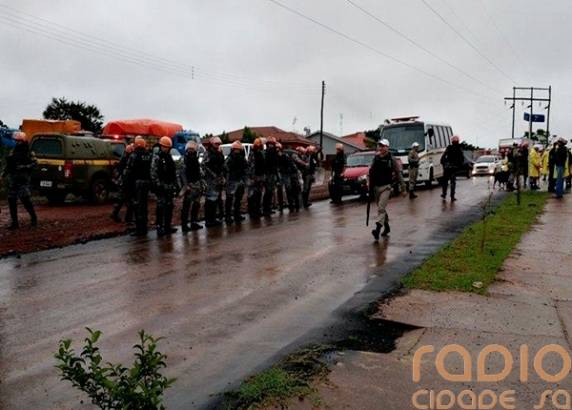 Começa desocupação de casas invadidas no Bairro Pilau II, em 

Santo Ângelo - foto 3