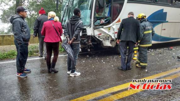Quatro ficam feridos em acidente entre carros e ônibus na
BR-116, em Caxias - foto 2