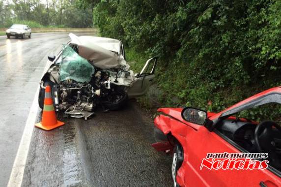Quatro ficam feridos em acidente entre carros e ônibus na
BR-116, em Caxias - foto 3