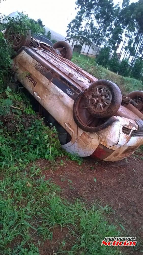 Veículo
capota e motorista escapa ileso em Alegria - foto 2