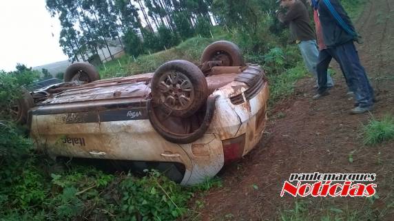 Veículo
capota e motorista escapa ileso em Alegria - foto 7