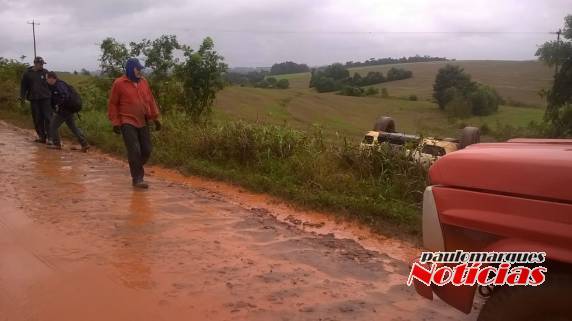Veículo
capota e motorista escapa ileso em Alegria - foto 6
