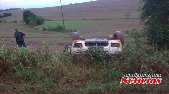 Veículo
capota e motorista escapa ileso em Alegria - foto 4
