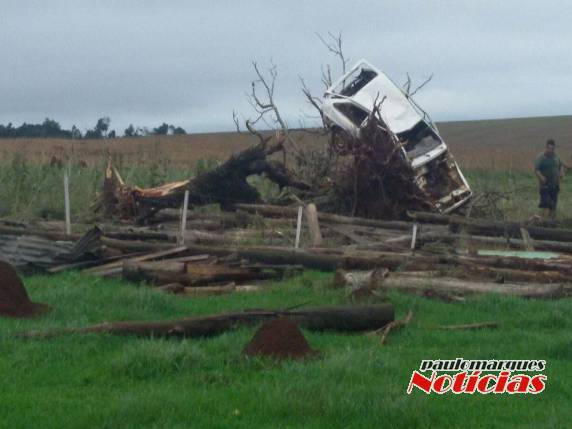 Após tornado, cidade do RS trabalha para recuperar museu danificado - foto 3
