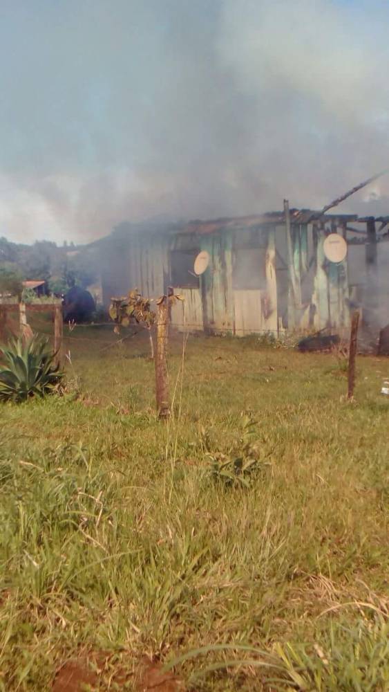 Casa queima e casal perde todos os pertences em
Horizontina - foto 3