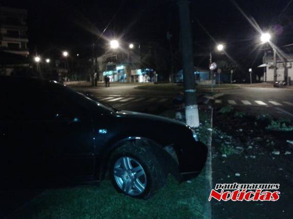 Motorista bate veículo em poste e foge do local, no centro de Três de Maio - foto 4