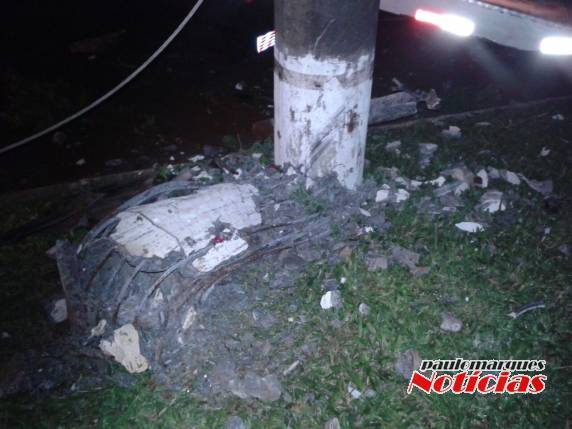 Motorista bate veículo em poste e foge do local, no centro de Três de Maio - foto 2