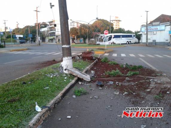 Motorista bate veículo em poste e foge do local, no centro de Três de Maio - foto 6