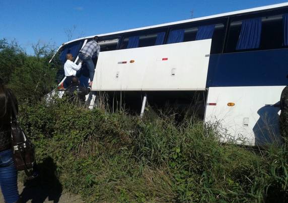 Ônibus da Planalto sai da pista na BR-392, entre Santa Maria e São Sepé - foto 3