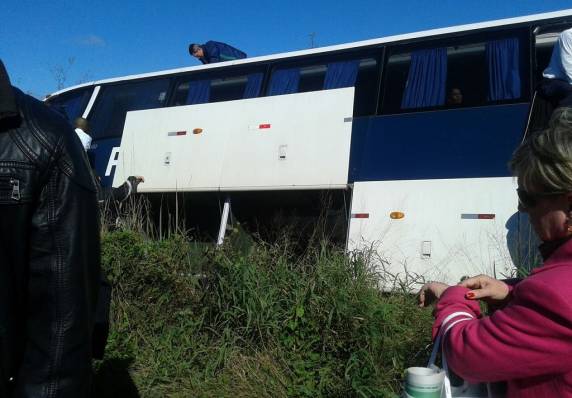 Ônibus da Planalto sai da pista na BR-392, entre Santa Maria e São Sepé - foto 2