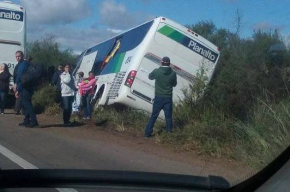 Ônibus da Planalto sai da pista na BR-392, entre Santa Maria e São Sepé - foto 4