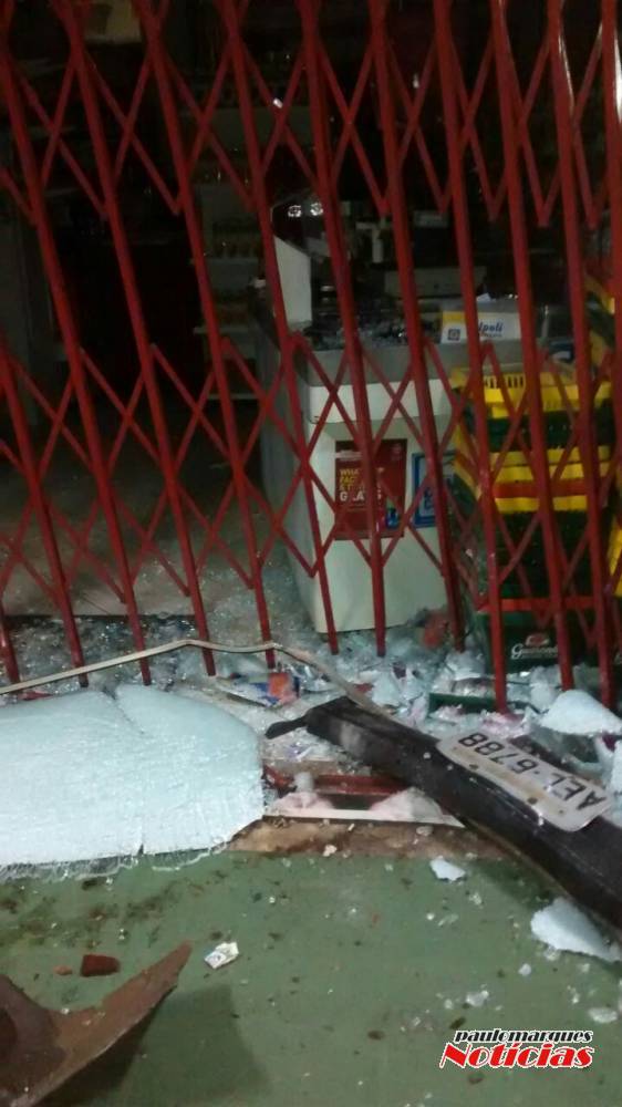 Veículo atinge prédio de mercado, anda em marcha ré e bate em outros veículos no centro de Ijuí - foto 2