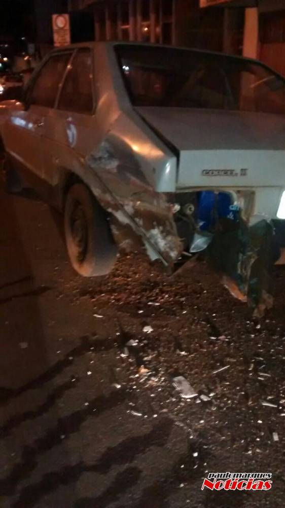 Veículo atinge prédio de mercado, anda em marcha ré e bate em outros veículos no centro de Ijuí - foto 3