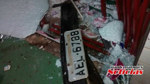 Veículo atinge prédio de mercado, anda em marcha ré e bate em outros veículos no centro de Ijuí - foto 4