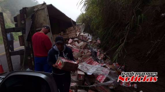 Caminhoneiro de São Martinho tomba carreta no Oeste Catarinense e fica preso nas ferragens - foto 2