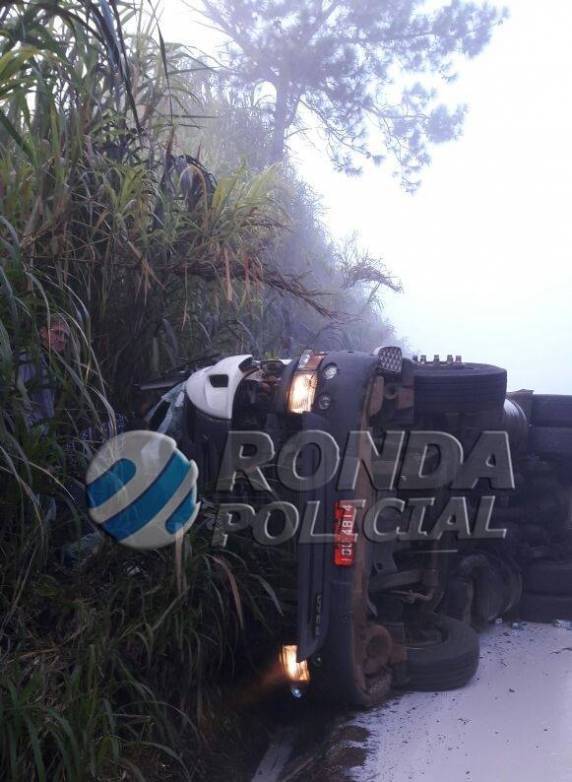 Caminhoneiro de São Martinho tomba carreta no Oeste Catarinense e fica preso nas ferragens - foto 4