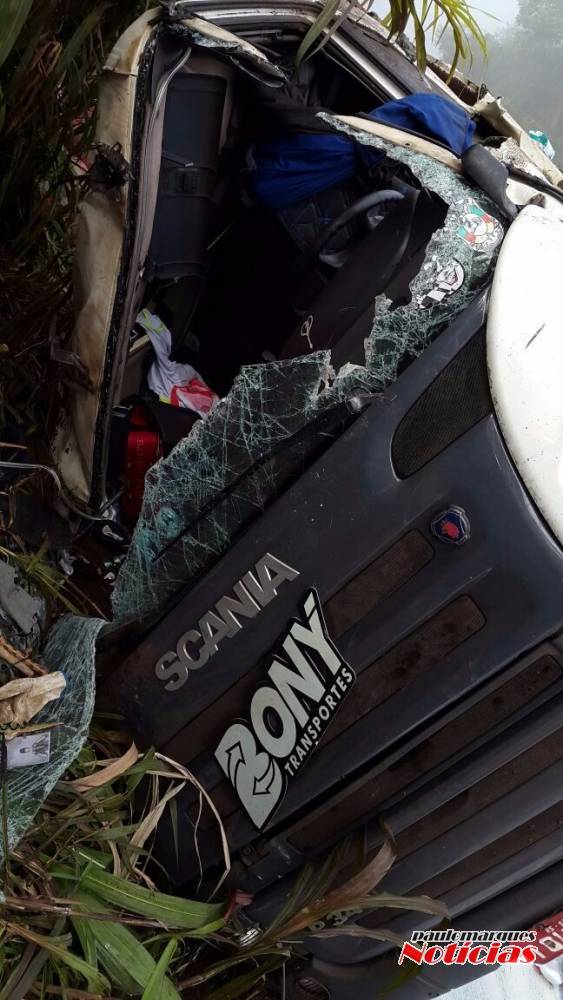 Caminhoneiro de São Martinho tomba carreta no Oeste Catarinense e fica preso nas ferragens - foto 3